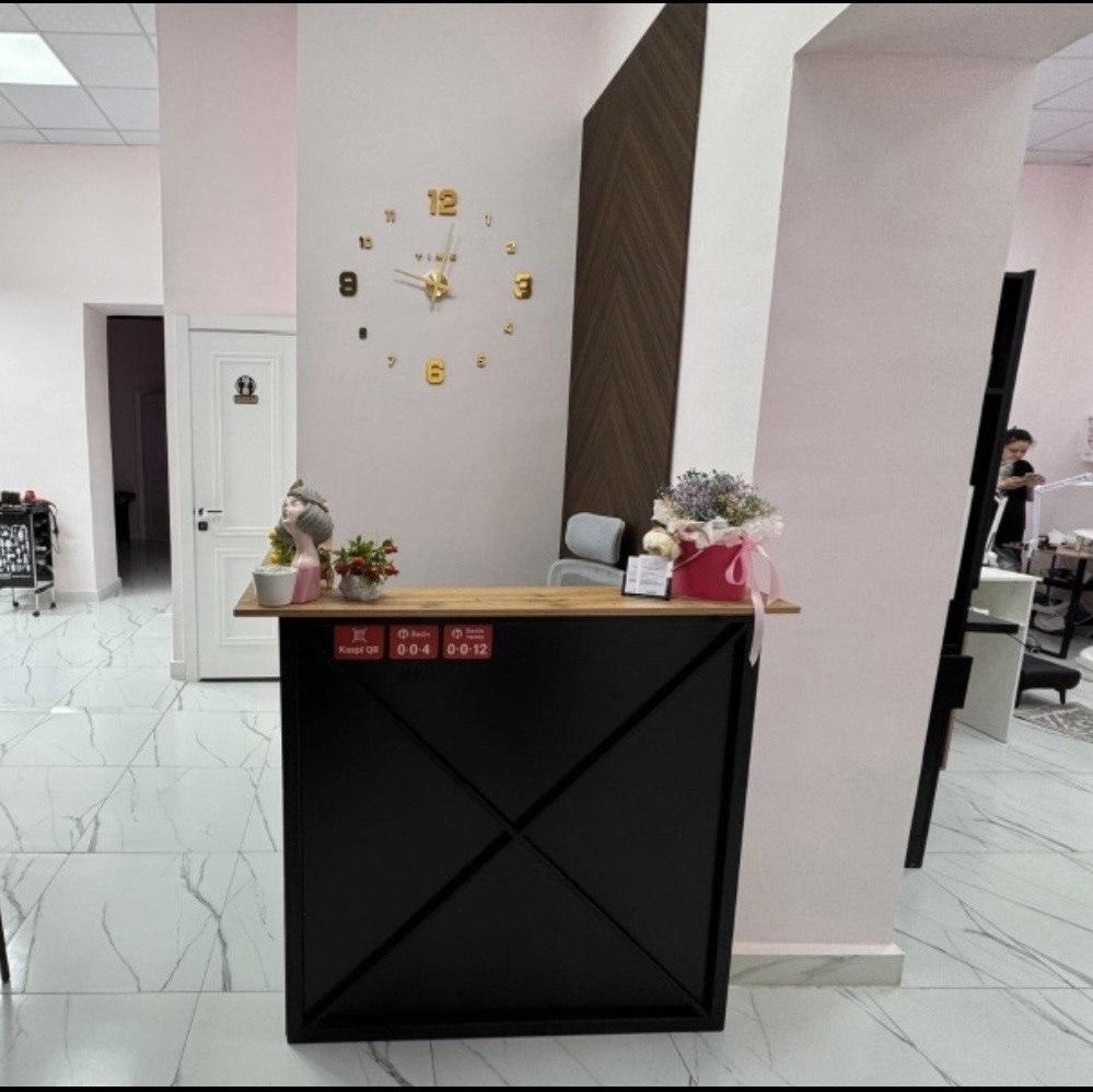 Ресепшн NB Beauty House — зона ожидания салона